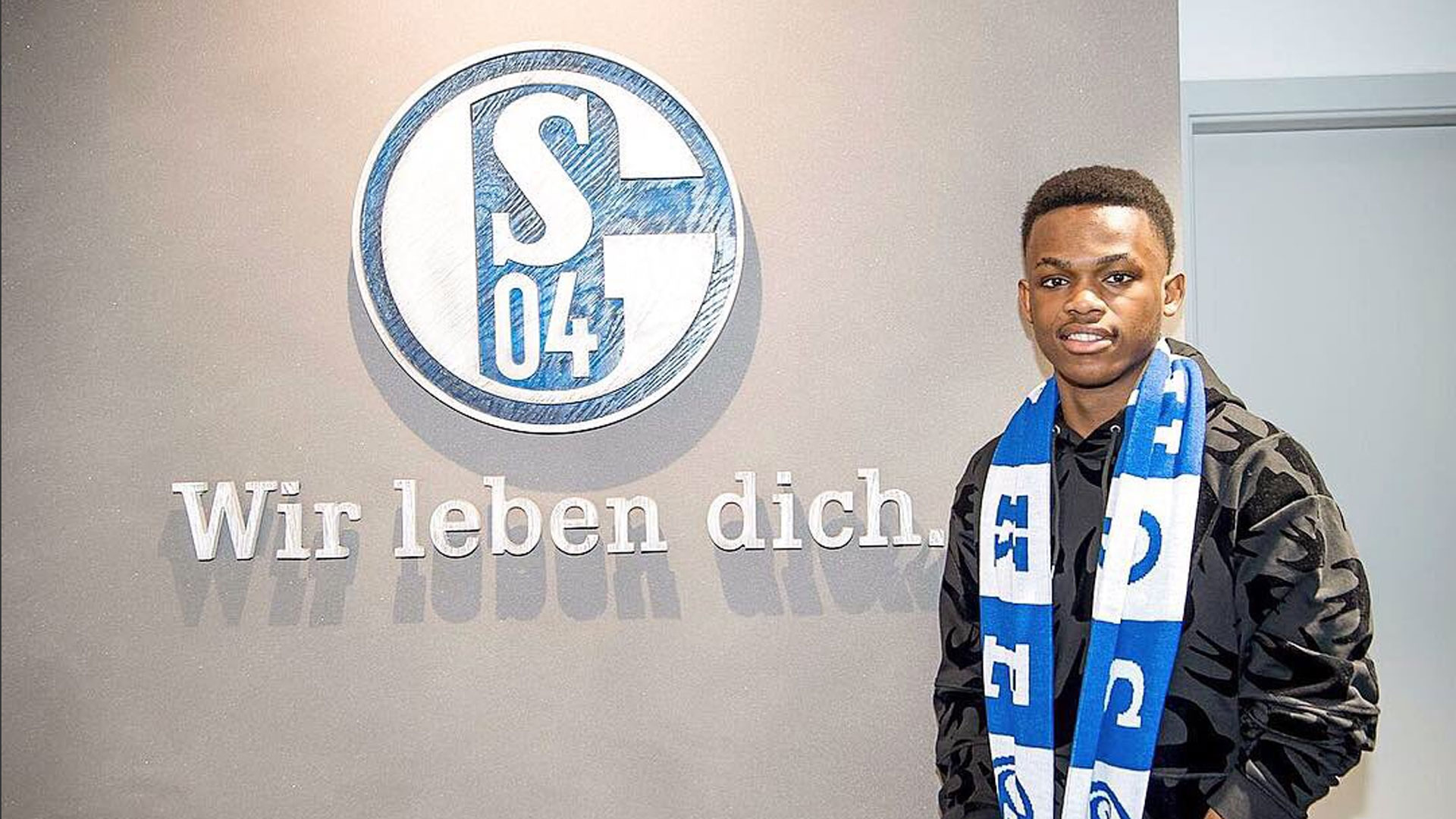 通过控股其 通过控股其